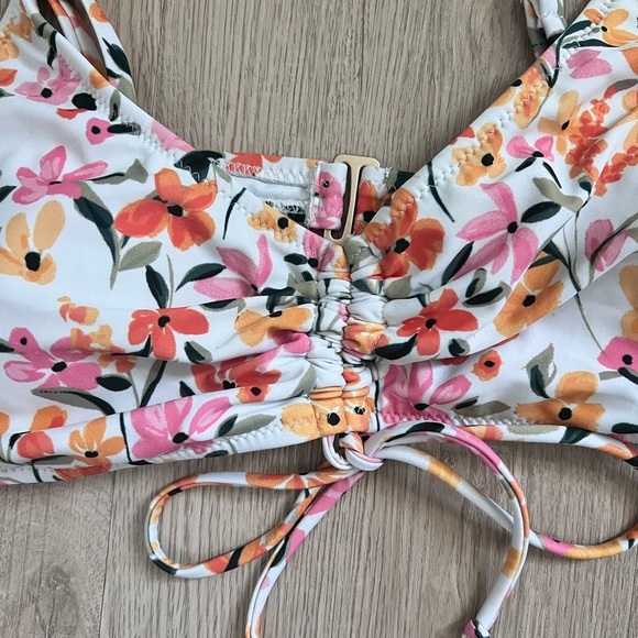 Floral Bikini Top with Adjustable Tie Size Large Material - Picture 5 of 9